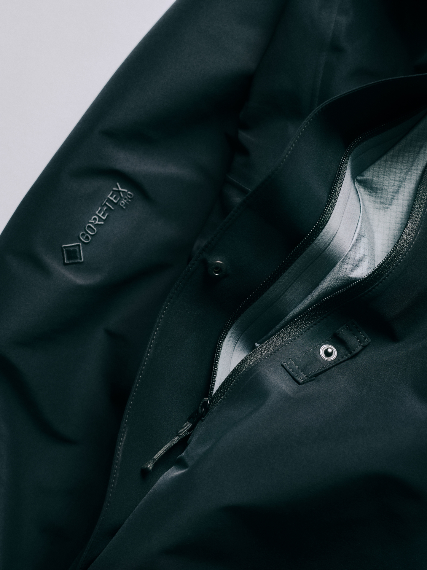 ハードな着用に耐える、頼れるジャケットGoldwinのGORE-TEX PRO Stretch Jacket | EYESCREAM