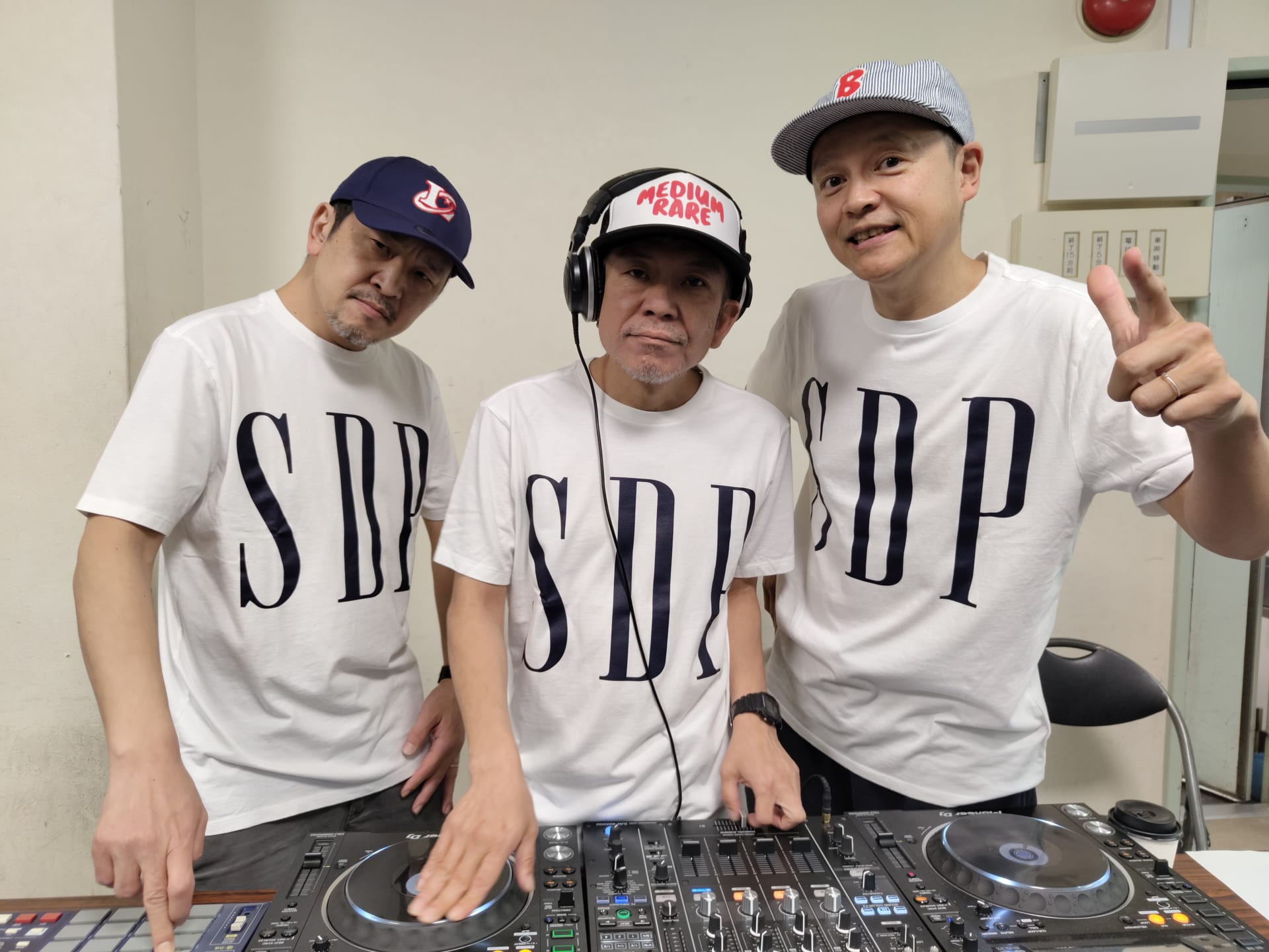 Gapとスチャダラパーが限定コラボアイテムを発売 | EYESCREAM