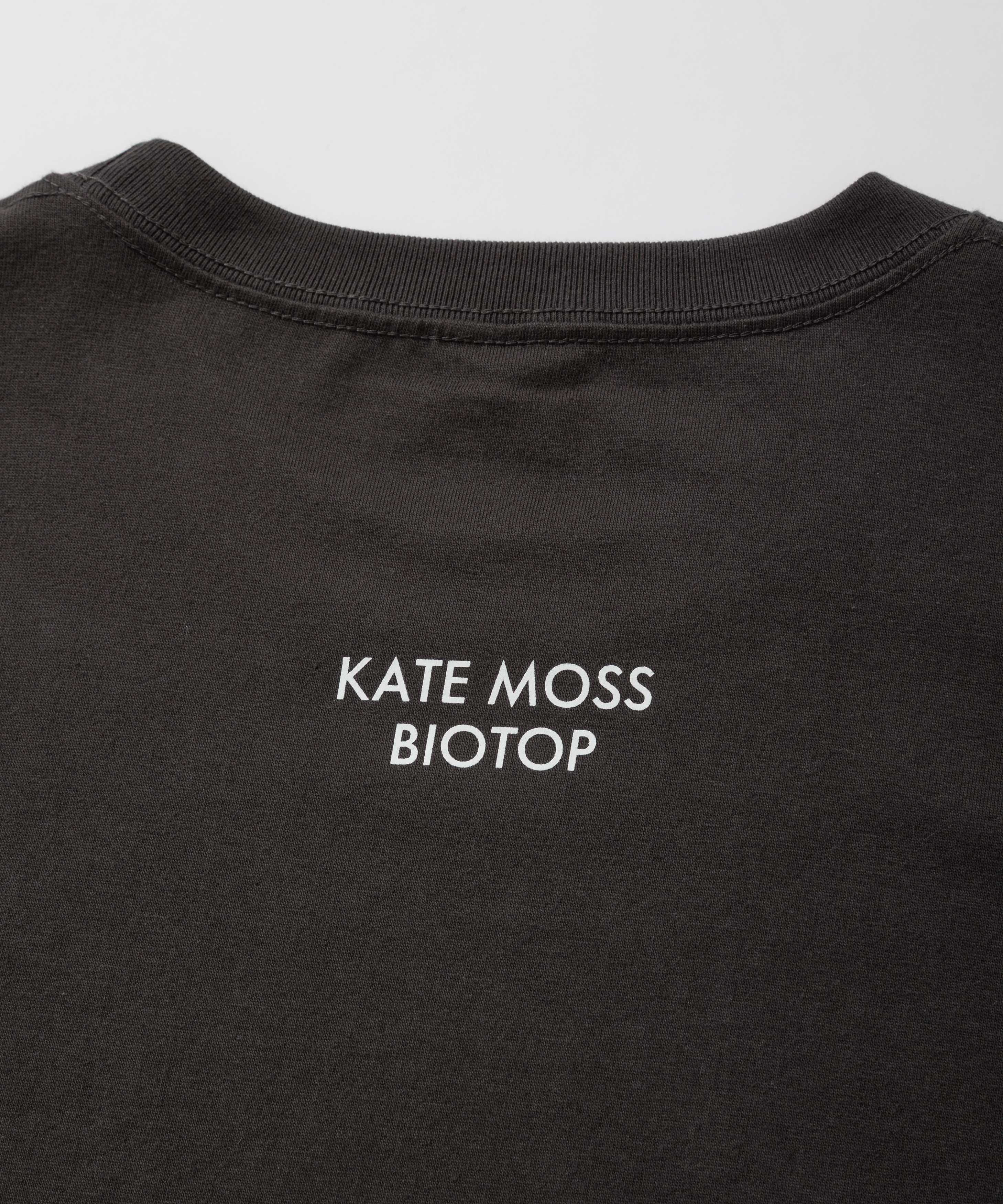 BIOTOPよりDavid Simsが撮り下ろしたKate MossのTシャツが発売 | EYESCREAM