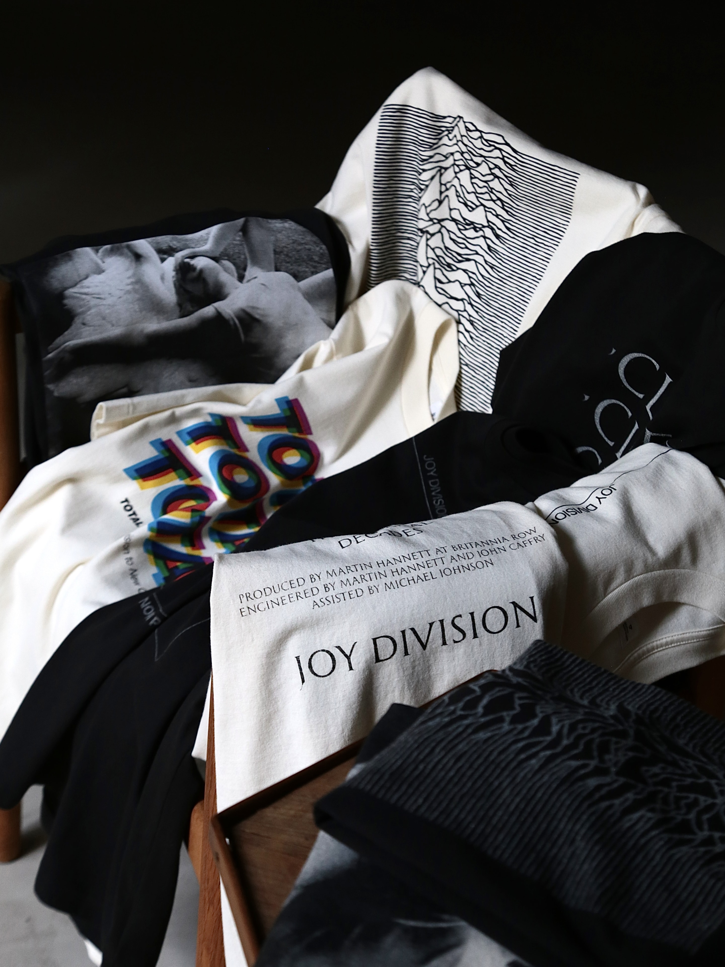 blurhmsROOTSTOCKがイギリスのロックバンドJoy Divisionをモチーフに